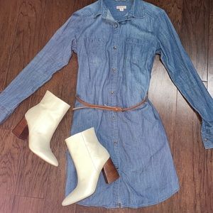 Denim NEVER goes out of style! Beautiful button down denim dress, size XS